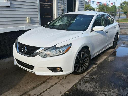 White 2018 Nissan Altima 2.5 SV
