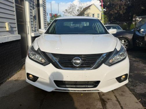 White 2018 Nissan Altima 2.5 SV