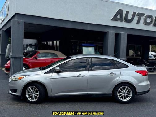 Ingot Silver Metallic 2017 Ford Focus SE