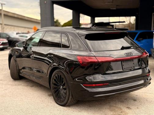 2019 Audi e-tron Premium Plus