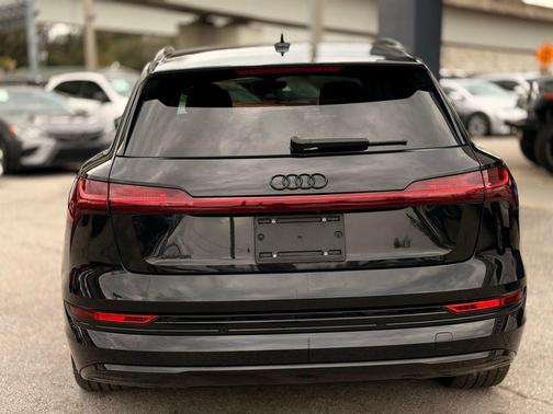 2019 Audi e-tron Premium Plus