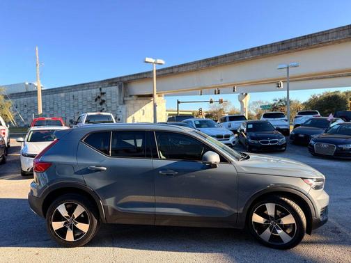 2020 Volvo XC40 T5 Momentum