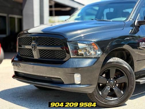 Brilliant Black Crystal Pearlcoat 2018 RAM 1500 Express