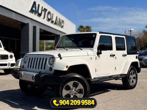 Bright White Clearcoat 2017 Jeep Wrangler Unlimited Sahara