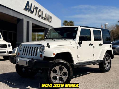 Bright White Clearcoat 2017 Jeep Wrangler Unlimited Sahara