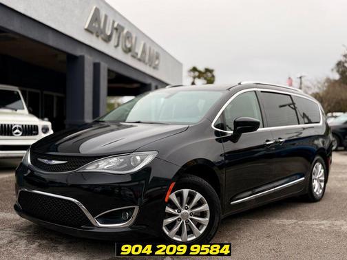 Brilliant Black Crystal Pearlcoat 2019 Chrysler Pacifica Touring L