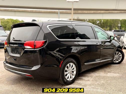 Brilliant Black Crystal Pearlcoat 2019 Chrysler Pacifica Touring L