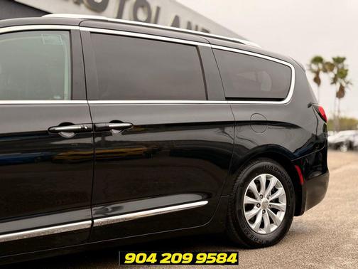 Brilliant Black Crystal Pearlcoat 2019 Chrysler Pacifica Touring L