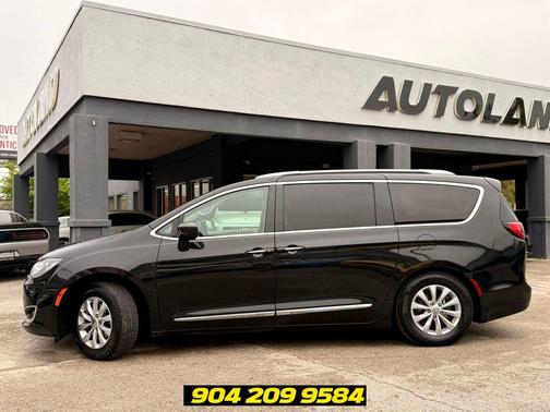 Brilliant Black Crystal Pearlcoat 2019 Chrysler Pacifica Touring L