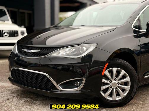 Brilliant Black Crystal Pearlcoat 2019 Chrysler Pacifica Touring L