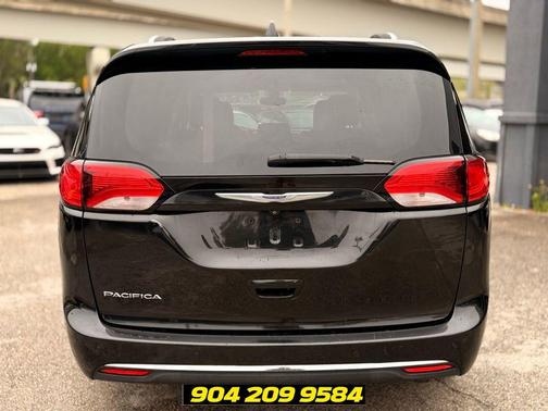 Brilliant Black Crystal Pearlcoat 2019 Chrysler Pacifica Touring L