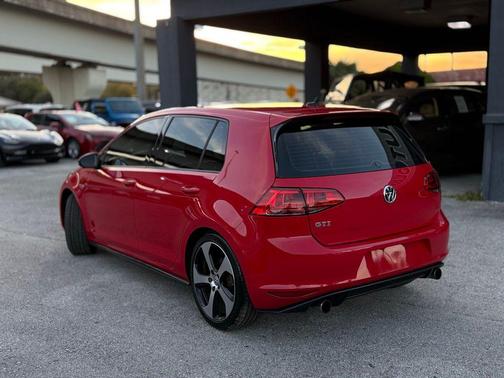 2015 Volkswagen Golf GTI 2.0T SE 4-Door