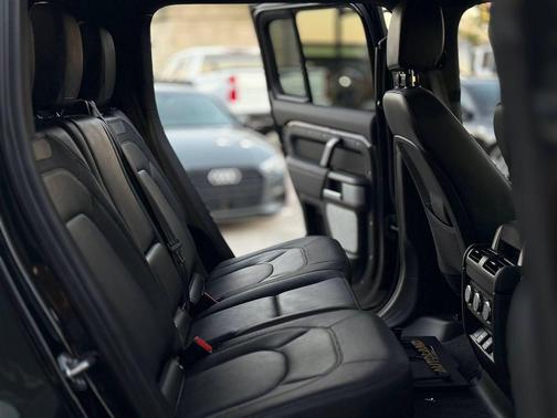 2024 Land Rover Defender 130 P400 X-Dynamic SE