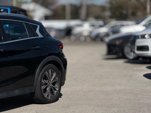 2017 INFINITI QX30 Premium