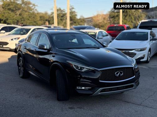 2017 INFINITI QX30 Premium