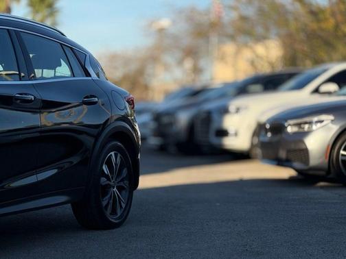 2017 INFINITI QX30 Premium