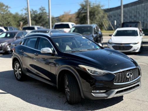 2017 INFINITI QX30 Premium
