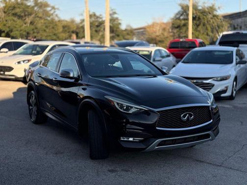 2017 INFINITI QX30 Premium