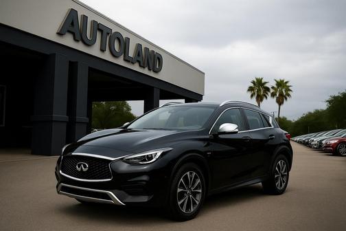 2017 INFINITI QX30 Premium