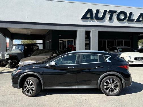 2017 INFINITI QX30 Premium