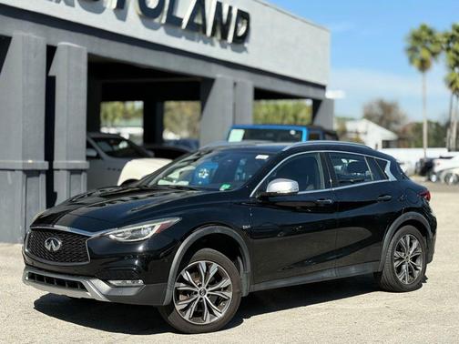 2017 INFINITI QX30 Premium