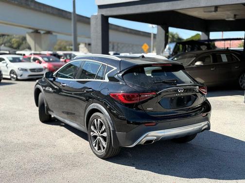 2017 INFINITI QX30 Premium