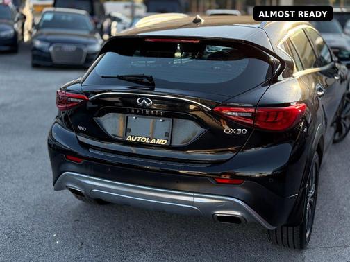 2017 INFINITI QX30 Premium