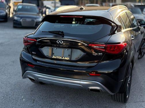 2017 INFINITI QX30 Premium