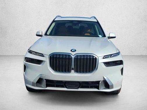 Mineral White Metallic 2026 BMW X7 xDrive40i