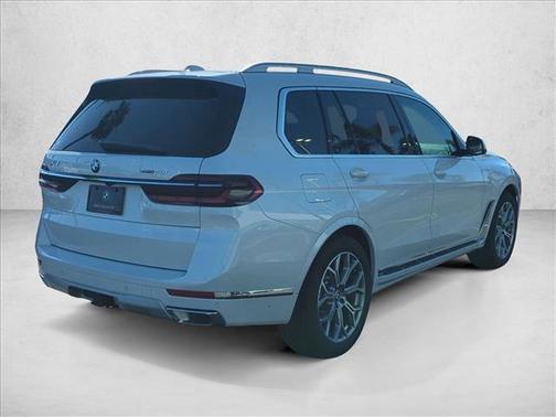 Mineral White Metallic 2026 BMW X7 xDrive40i