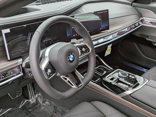 2025 BMW 740 i