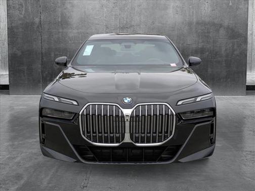 2025 BMW 740 i