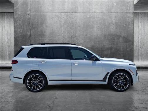 2023 BMW X7 M60i