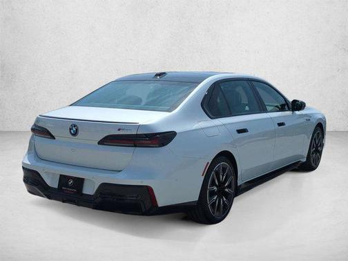 Mineral White Metallic 2026 BMW i7 M70