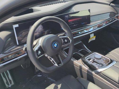 Mineral White Metallic 2026 BMW i7 M70