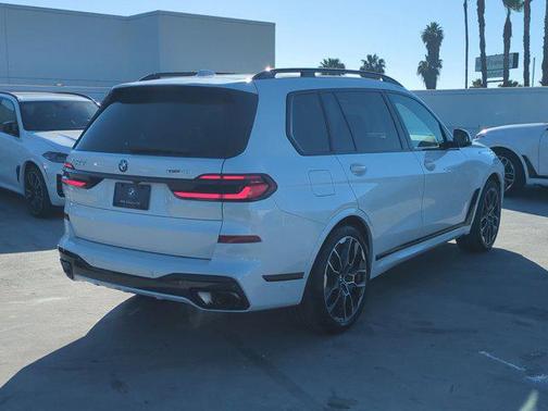 Mineral White Metallic 2026 BMW X7 xDrive40i