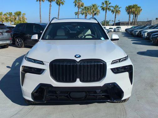 Mineral White Metallic 2026 BMW X7 xDrive40i