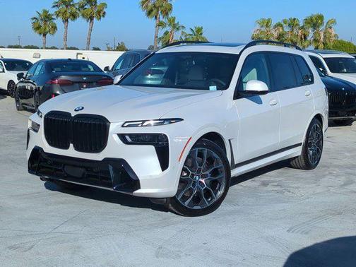 Mineral White Metallic 2026 BMW X7 xDrive40i