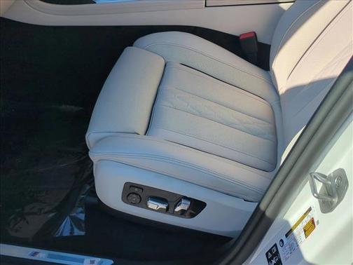 Mineral White Metallic 2026 BMW X7 xDrive40i