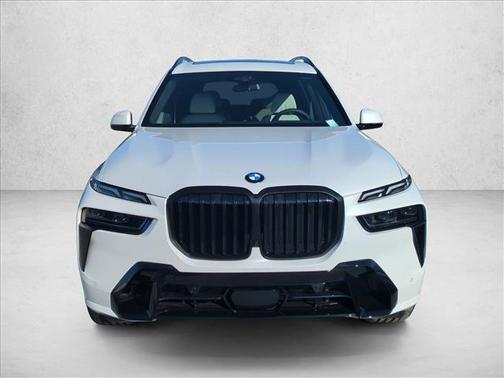 Mineral White Metallic 2026 BMW X7 xDrive40i