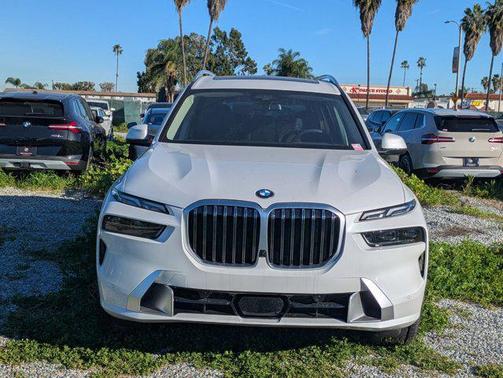 Mineral White Metallic 2026 BMW X7 xDrive40i