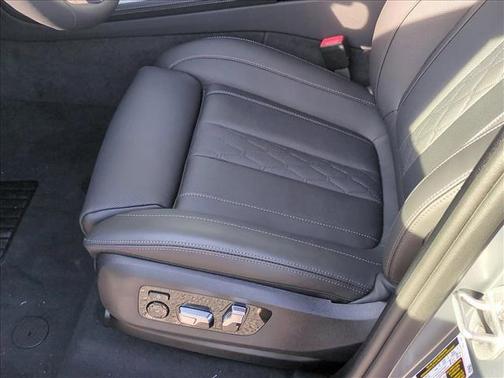 Frozen Pure Grey Metallic 2026 BMW X7 xDrive40i