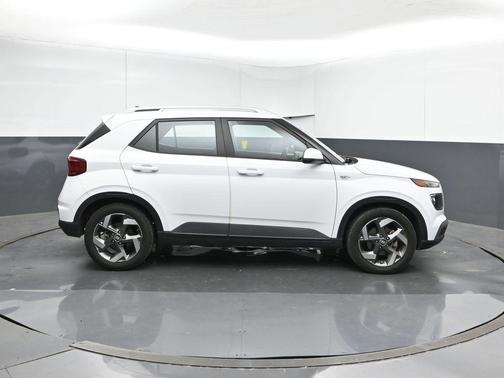 2022 Hyundai VENUE SEL