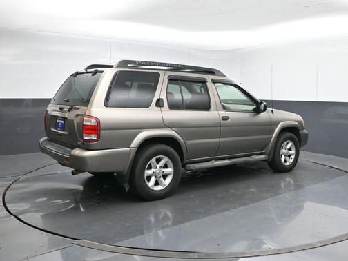 2004 Nissan Pathfinder SE