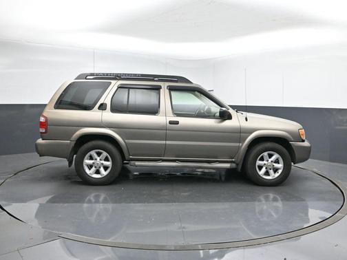 2004 Nissan Pathfinder SE