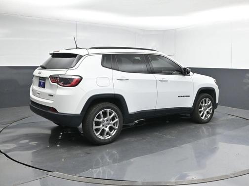 Bright White Clearcoat 2022 Jeep Compass Latitude Lux