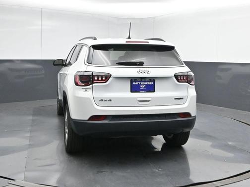 Bright White Clearcoat 2022 Jeep Compass Latitude Lux