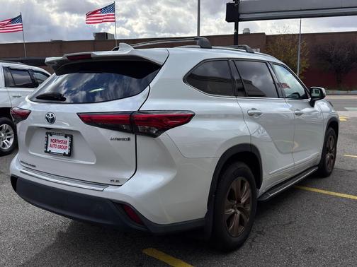 2022 Toyota Highlander Hybrid XLE