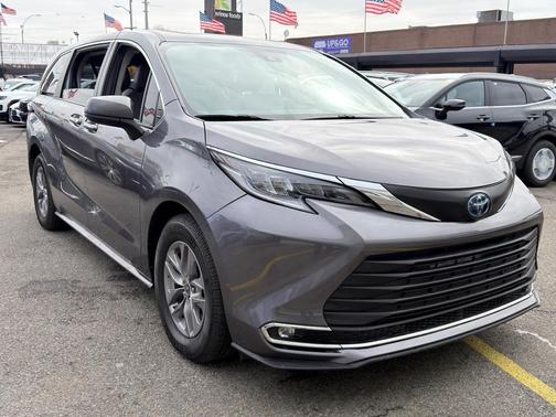 2023 Toyota Sienna XLE