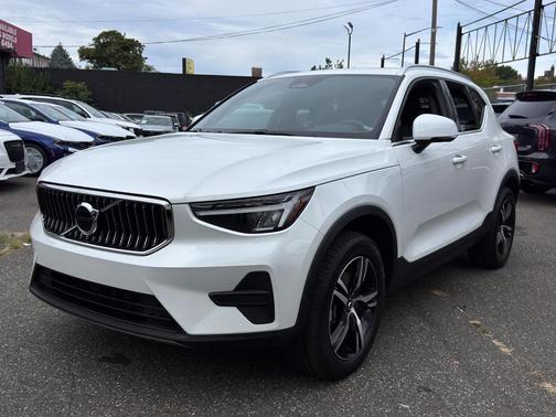 2025 Volvo XC40 B5 Core Bright Theme